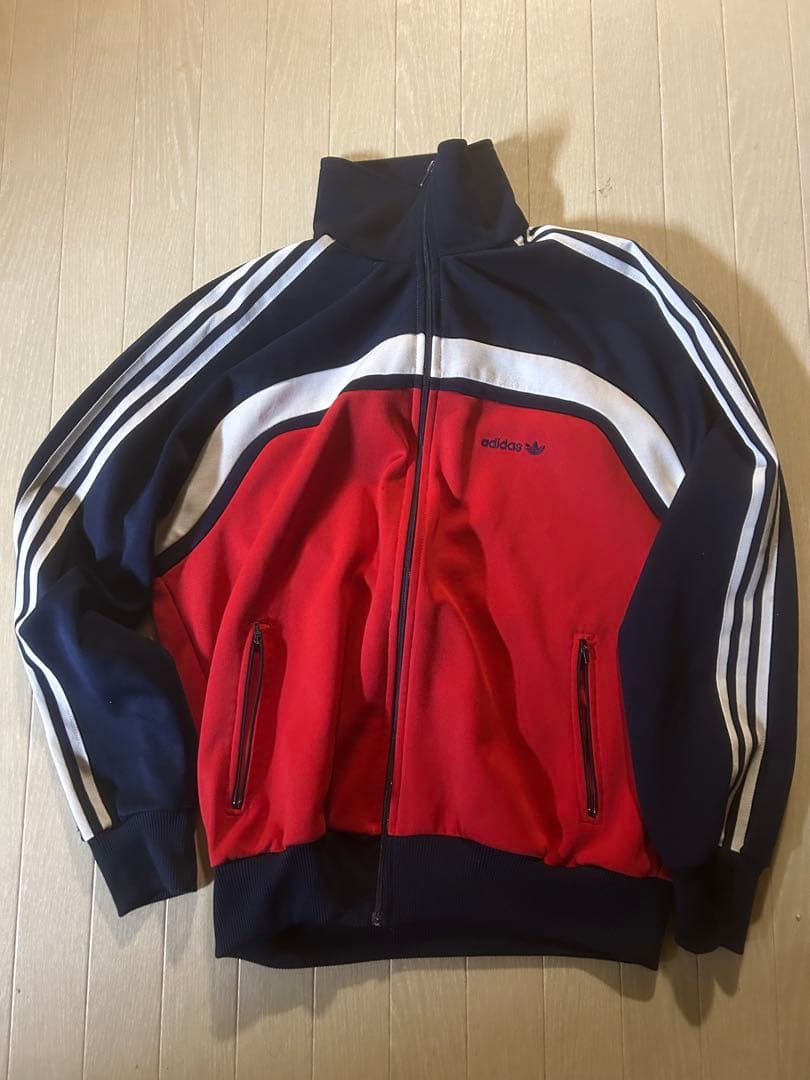 adidasトラックジャケット