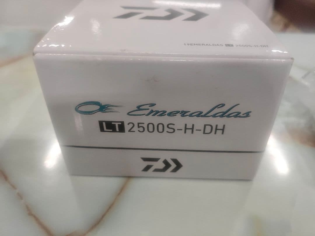 新品 ダイワ 19 エメラルダス LT 2500S-H-DH スピニングリール