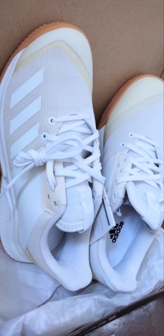 新品未使用レアadidas バレーボールシューズ 箱あり サイズ２４cm