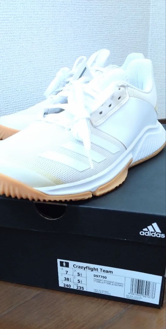 新品未使用レアadidas バレーボールシューズ 箱あり サイズ２４cm
