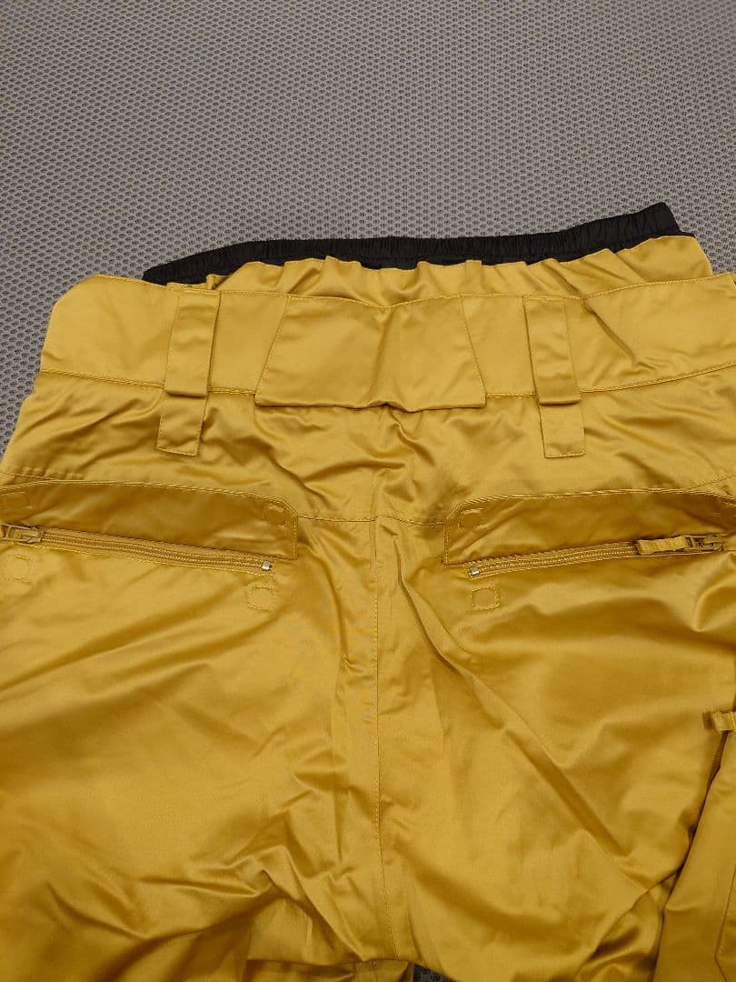 新品SCAPE エスケープ スノーボードウェアパンツ ゴールド？