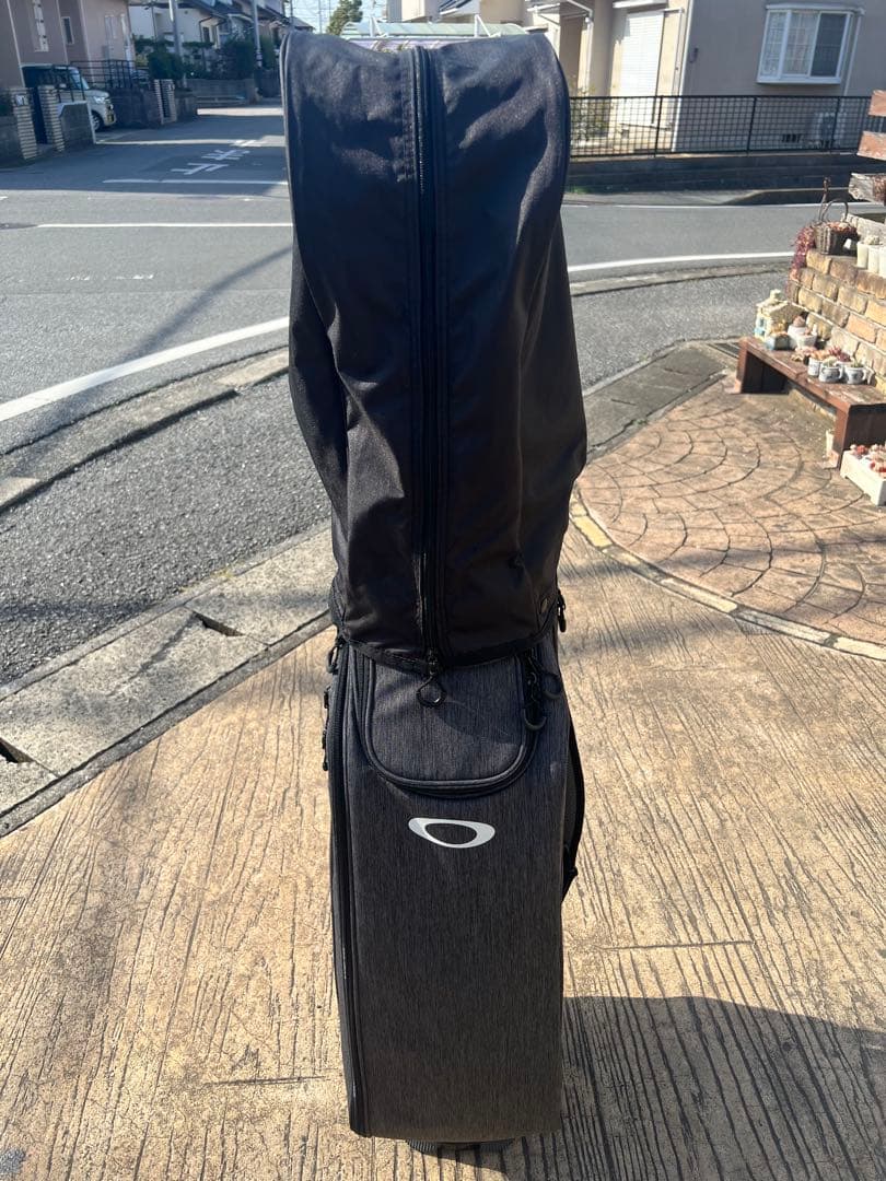 オークリー美品　キャディバッグ・セルフスタンド・他小物類のセット