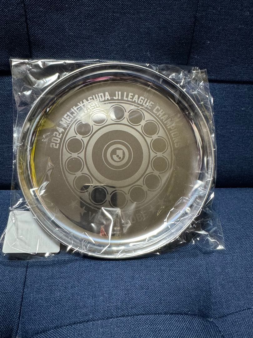 ヴィッセル神戸 Ｊ１リーグ優勝！二冠記念！大きくなったシャーレ風銀皿　天皇杯