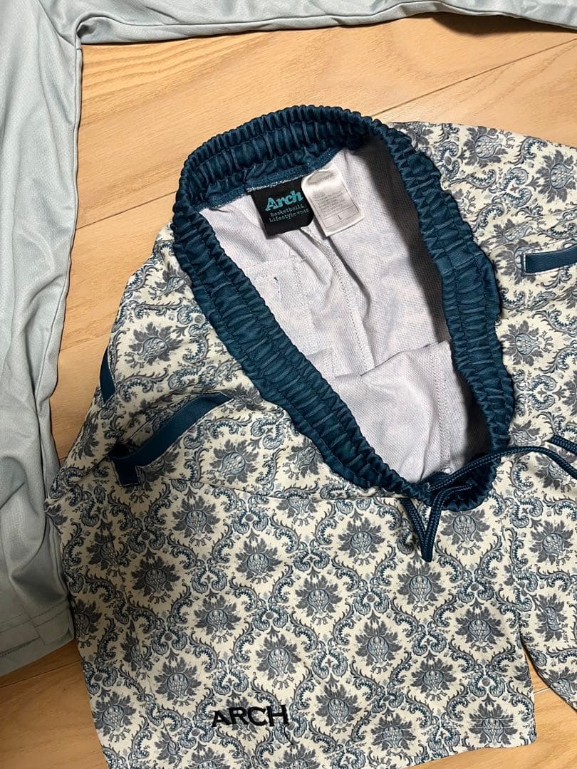 Arch ロゴ入り長袖シャツ（XL）とショートパンツ（L）セット