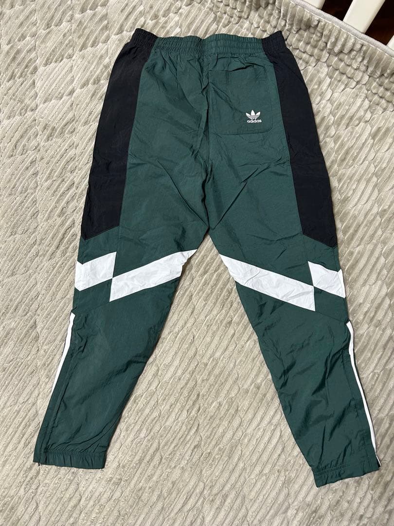 adidas ダークグリーン ジャージパンツ