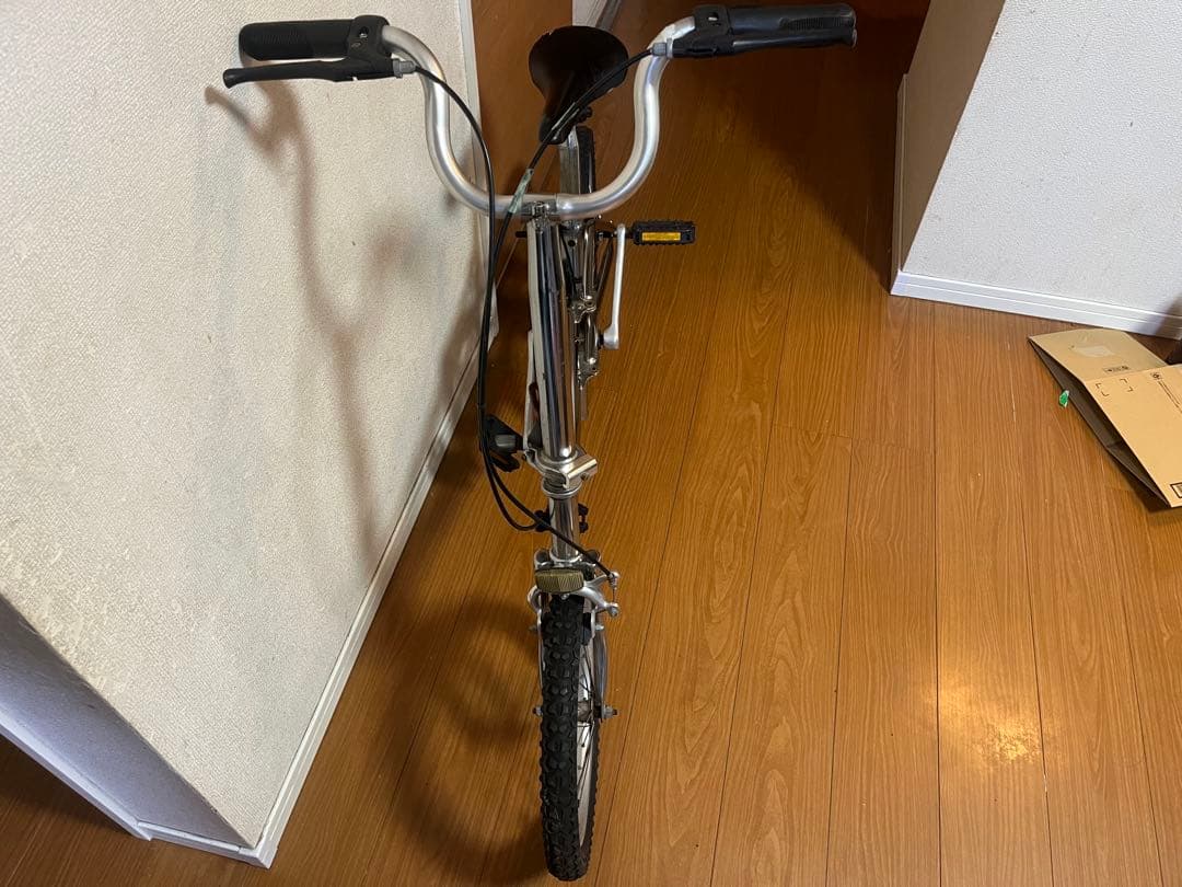 シルバー折りたたみ自転車
