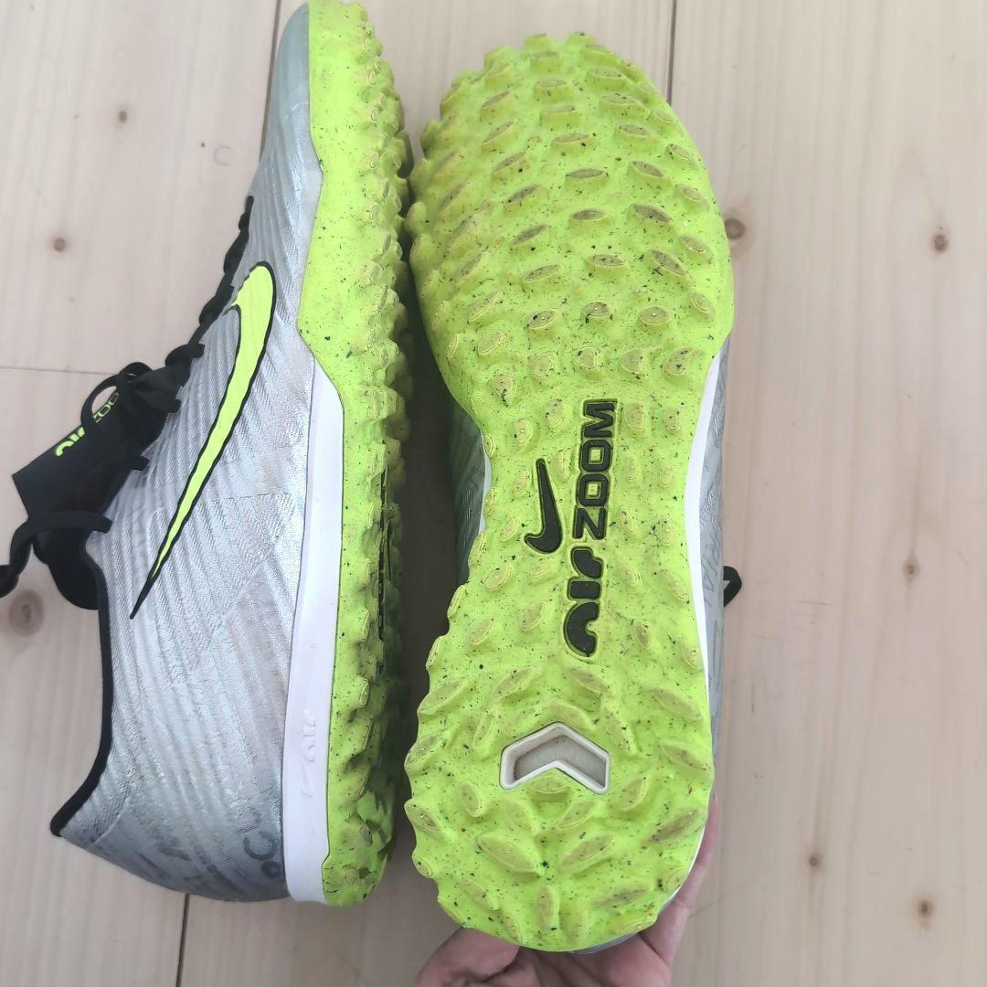 Nike サッカートレーニングシューズ シルバー/ライムグリーン