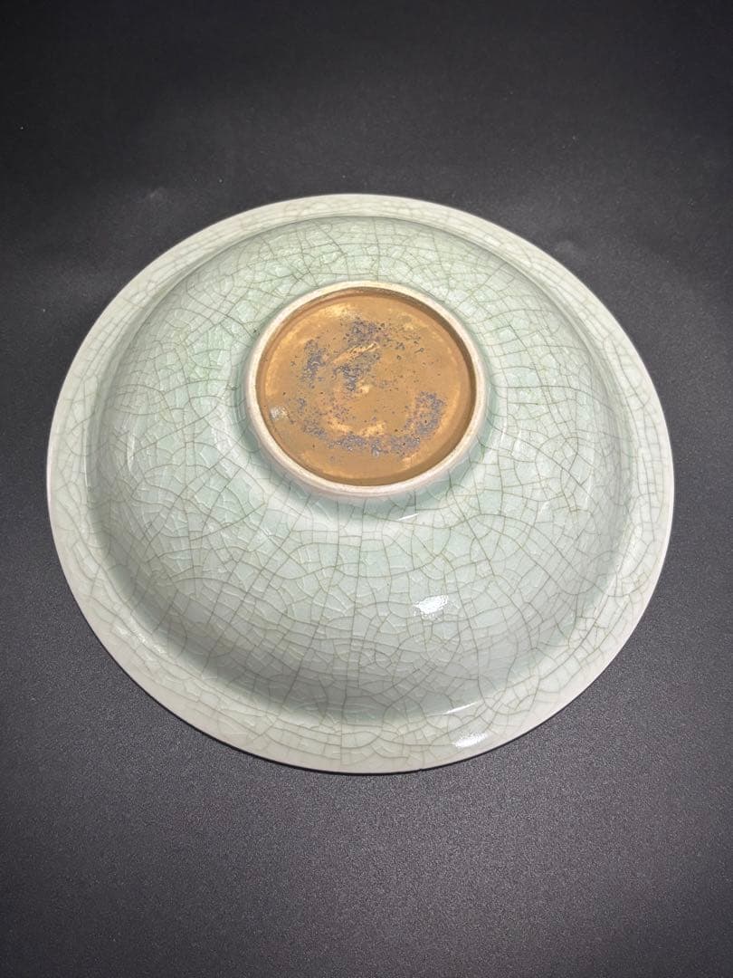 中国　宋元時代 淡い緑色のひび割れ模様の陶器皿