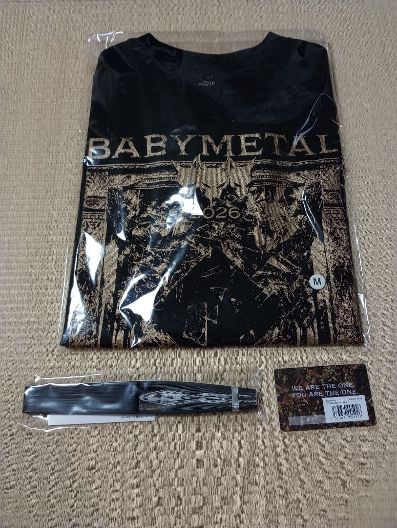 BABYLの2026年限定ゴールドTシャツ。扇子、会員カード。