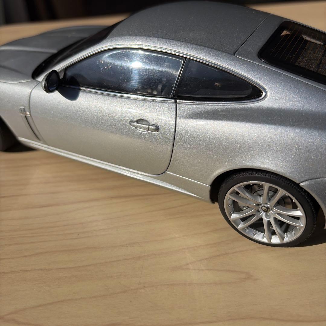 シルバーカラーの「オートアート 1/18 ジャガー XK クーペ」ダイキャ