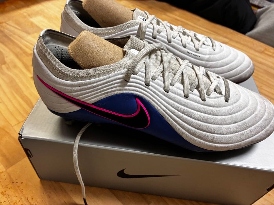 Nike サッカーシューズ ホワイト/ブルー/ピンク/ティエンポマエストロ