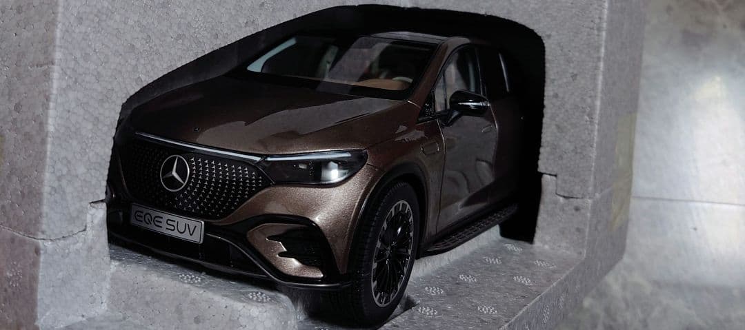約70%off 新品純正 Mercedes-Benz EQE SUV 1:18
