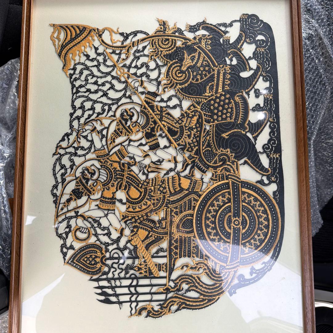 黒と金の切り絵アート
