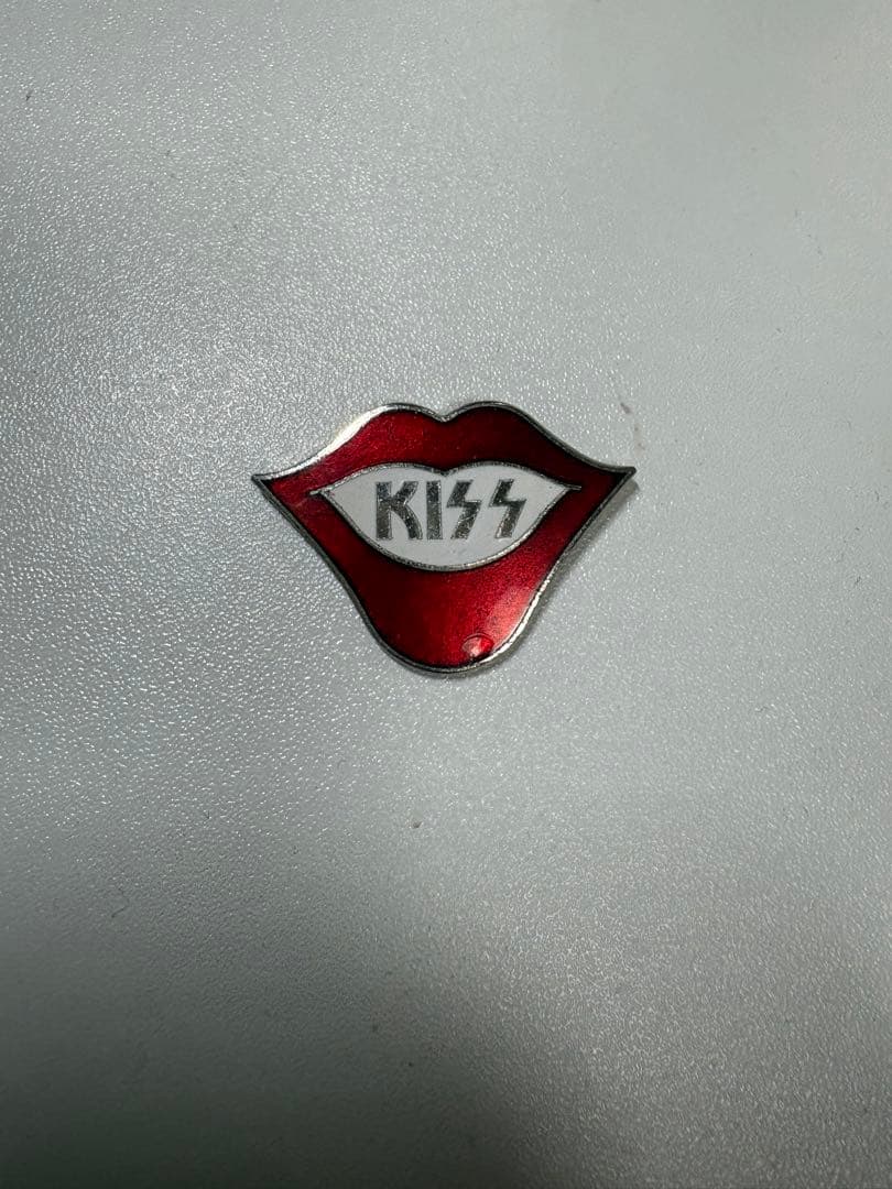 KISS 赤い唇型ピンバッジ