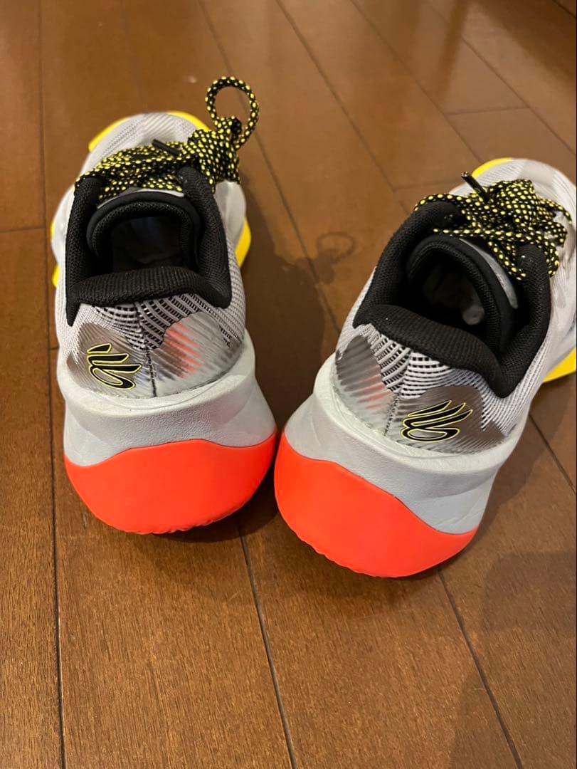 美品　Curry シリーズ7 バスケットボールシューズ シルバー