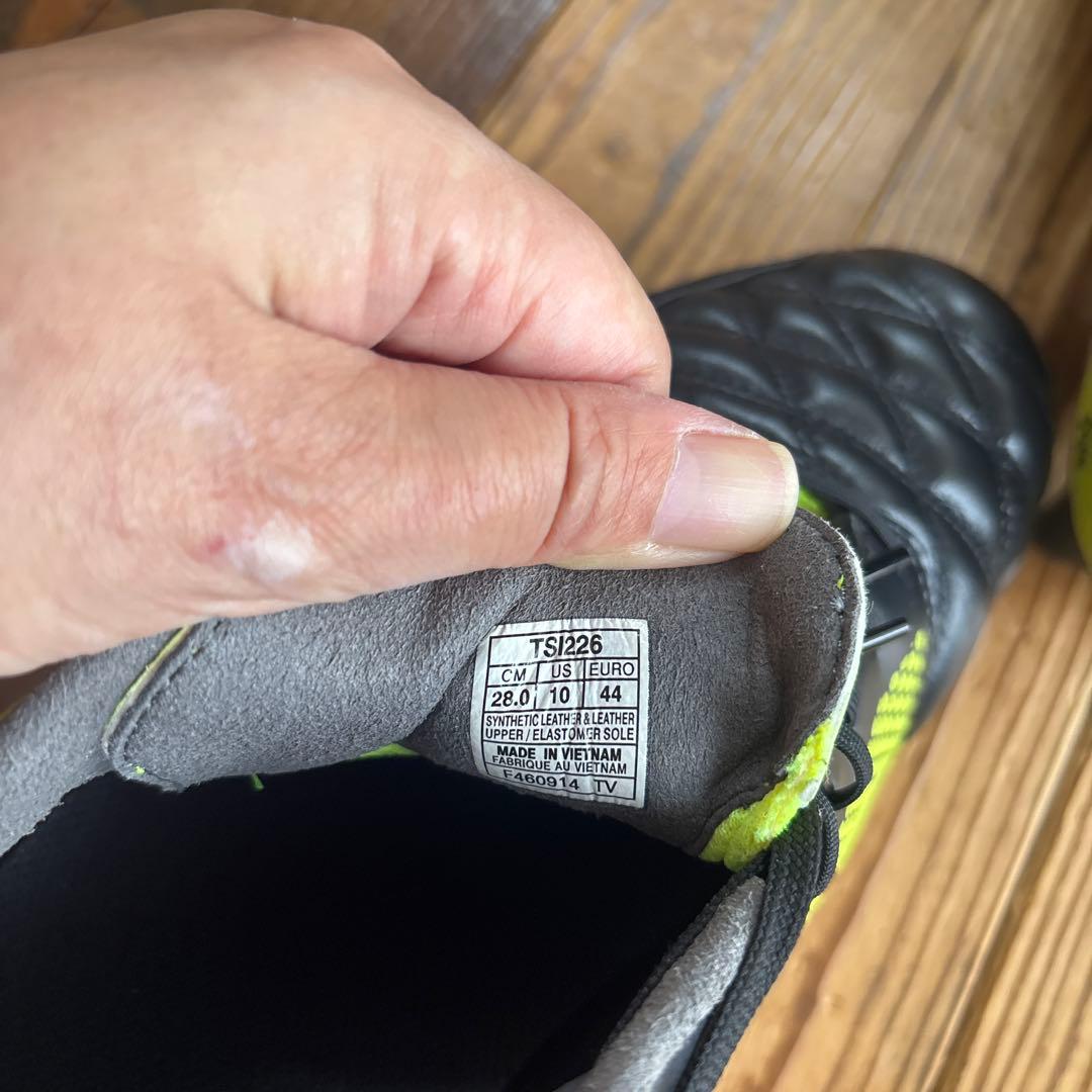 サッカースパイク　28cm asics
