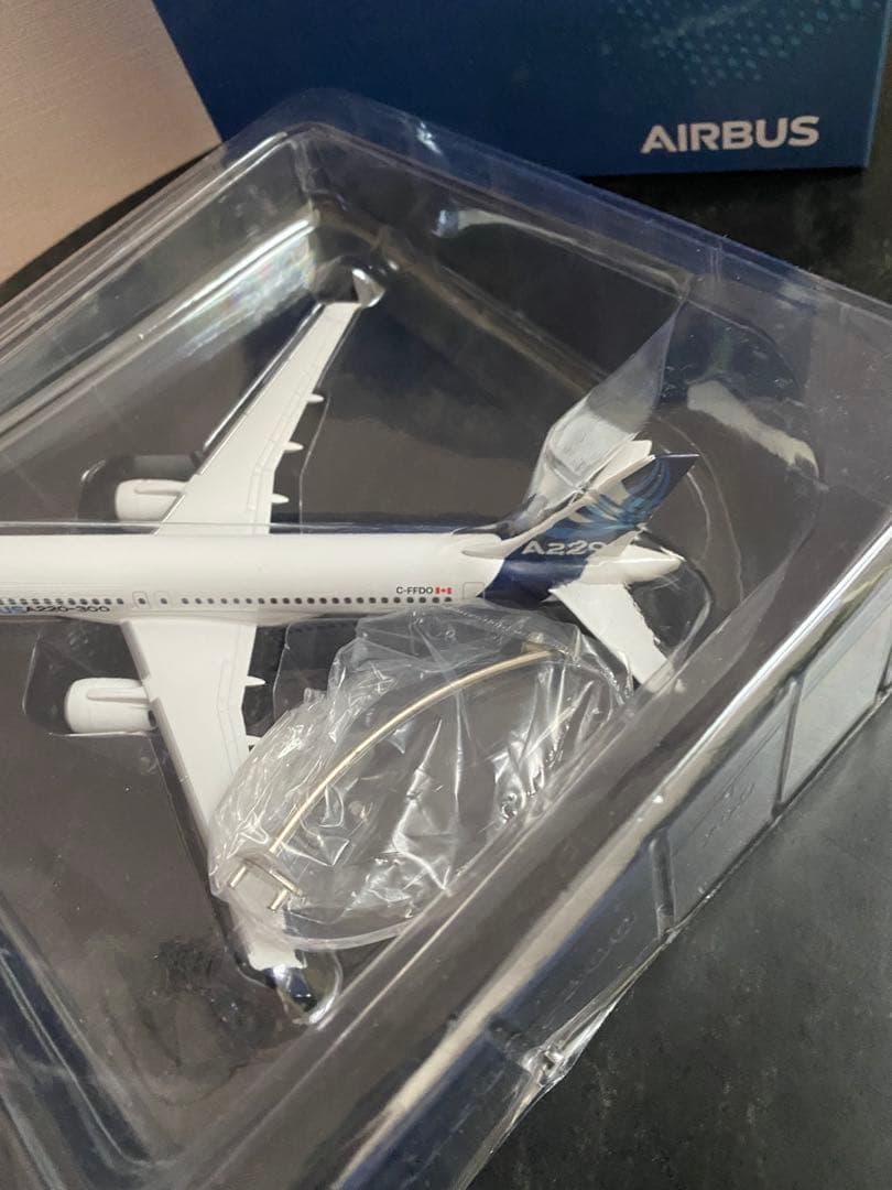 AIRBUS A220-300 1/200 スケールモデル