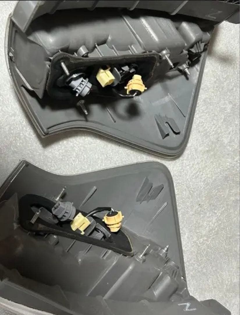 プリウスα前期　テールランプ　TOYOTA純正