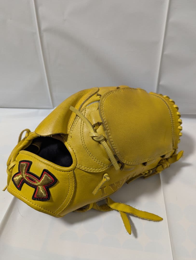 Under Armour 野球グローブ投手用 イエロー 収納袋付き
