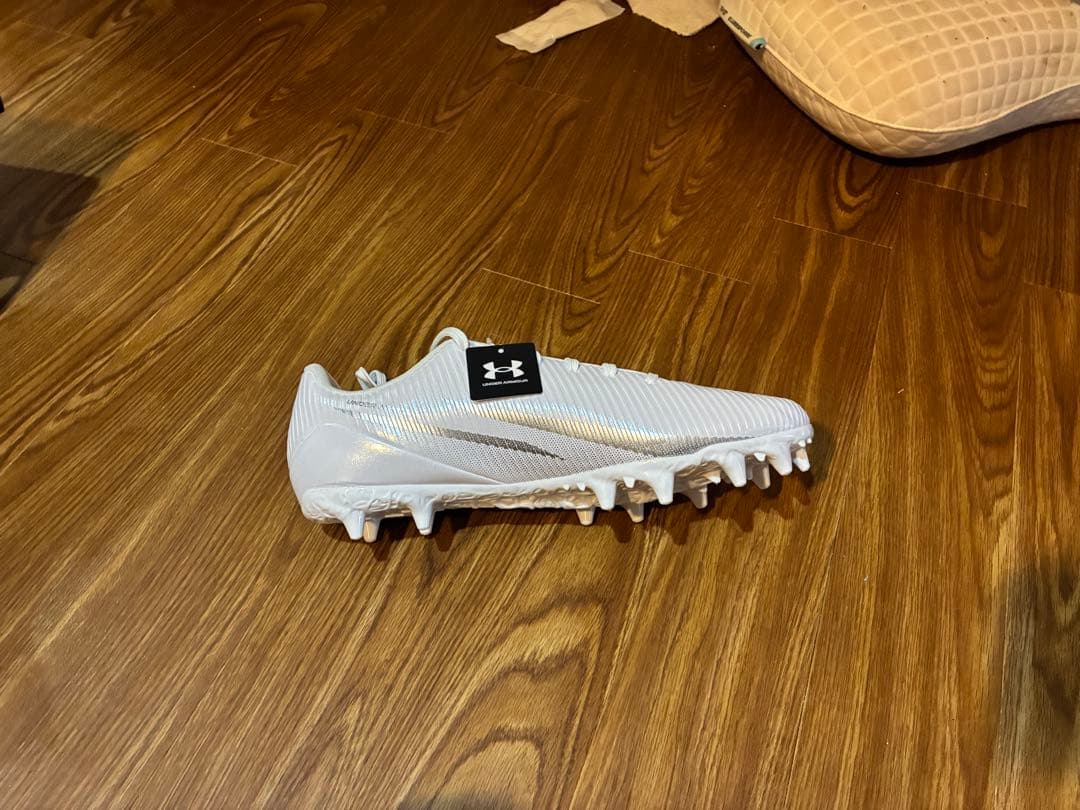 Under Armour ホワイト スパイク