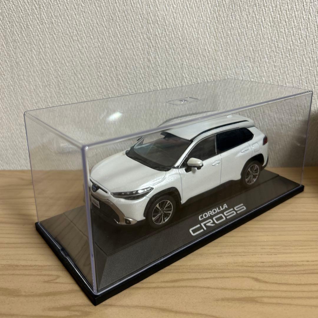 トヨタ カローラクロス カラーサンプル ホワイト
