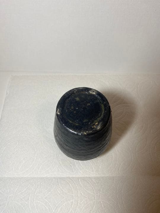黒釉の壺