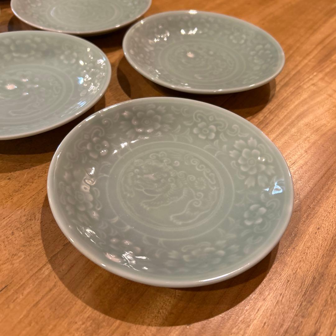 有田焼牡丹紋獅子陽刻皿 青白磁 平皿 小皿 獅子 和食器 骨董品 七枚