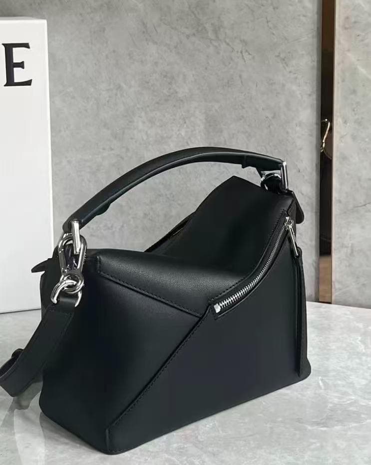LOEWE ブラックレザーショルダーバッグ~~