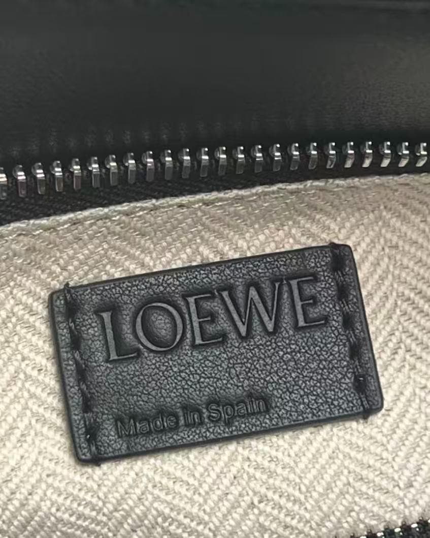 LOEWE ブラックレザーショルダーバッグ~~