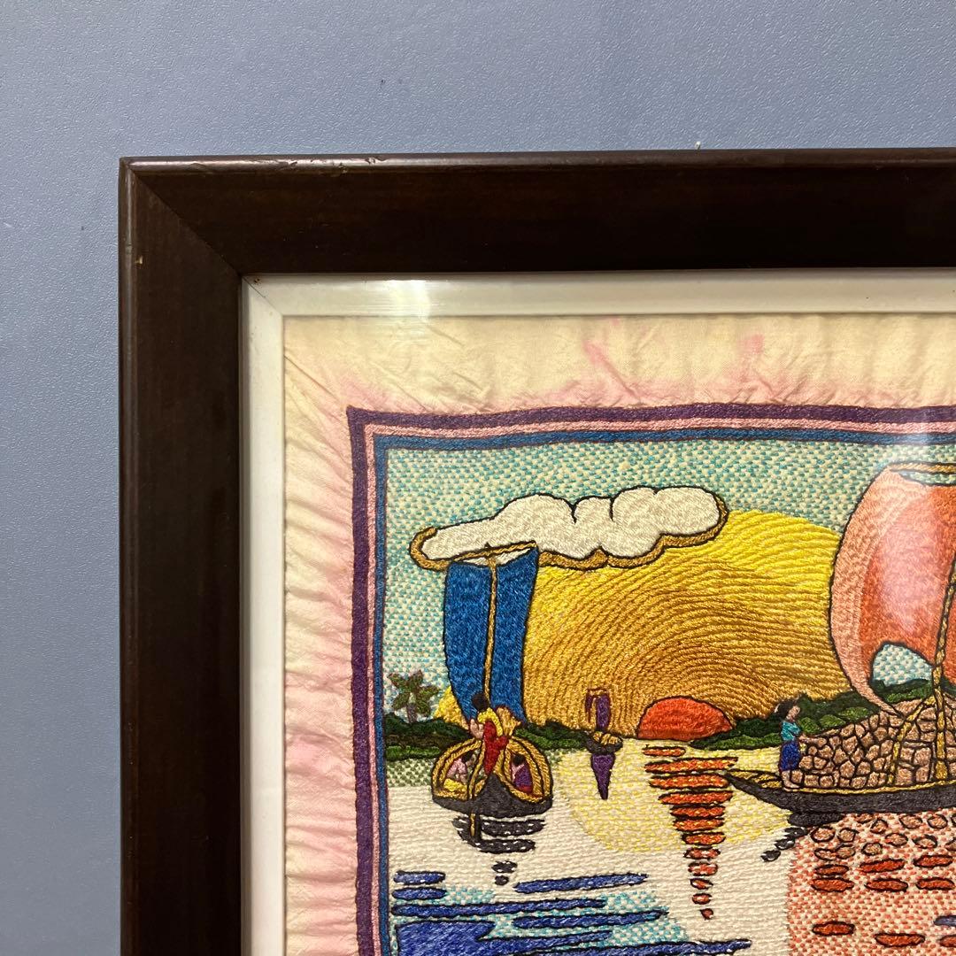 刺繍 額装 壁掛け 風景画 夕日と帆船 アジアンアート 伝統工芸 立掛け
