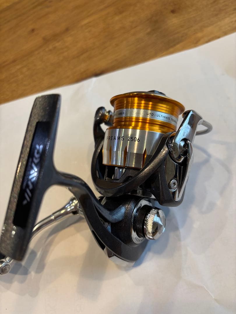 【美品】ダイワ11フリームス2506 スピニングリール