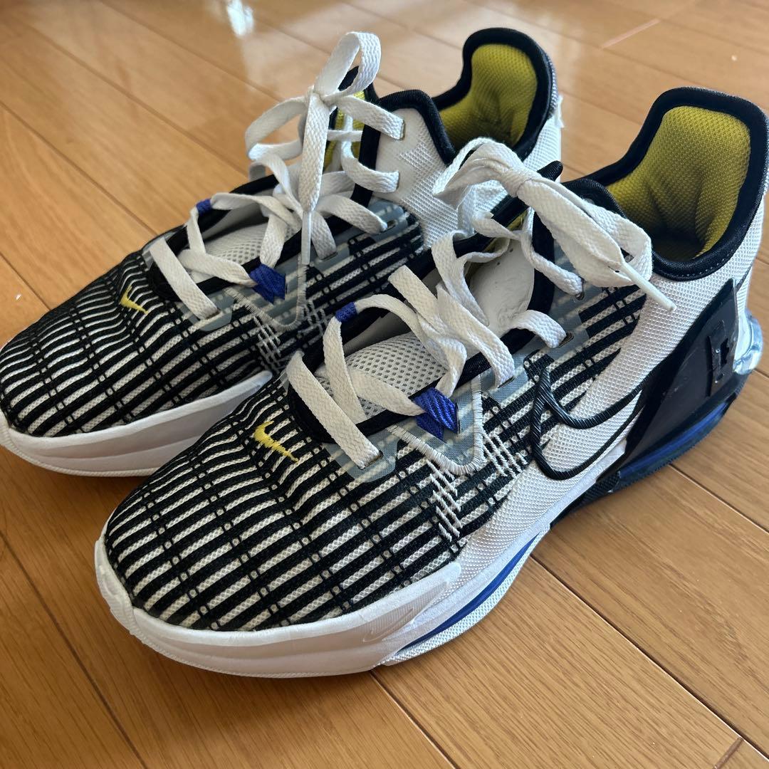 Nike バスケットボールシューズ ホワイト/ブラック/イエロー