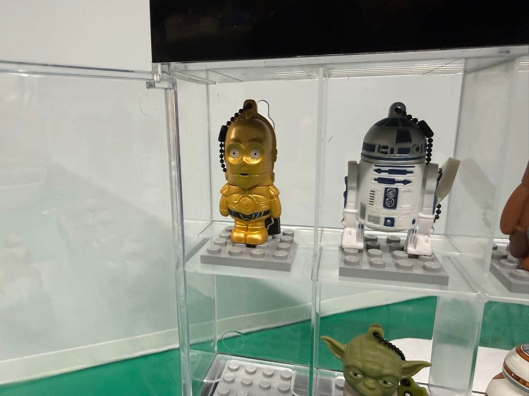 ファンの方へ ショーケース付きで USB スターウォーズ