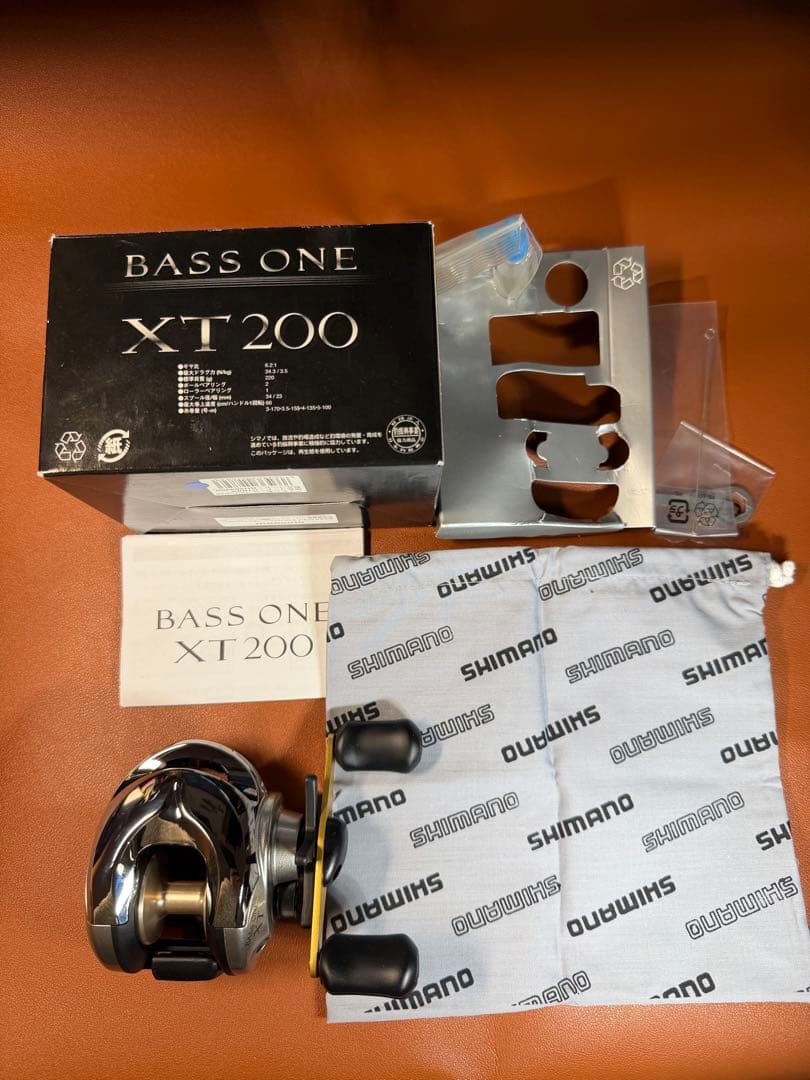 SHIMANO 04バスワンXT200　美品　箱あり　ベイトリール　右巻き