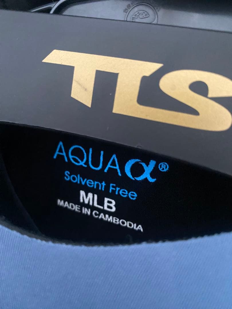 セミドライ　ウェットスーツ　Fellow