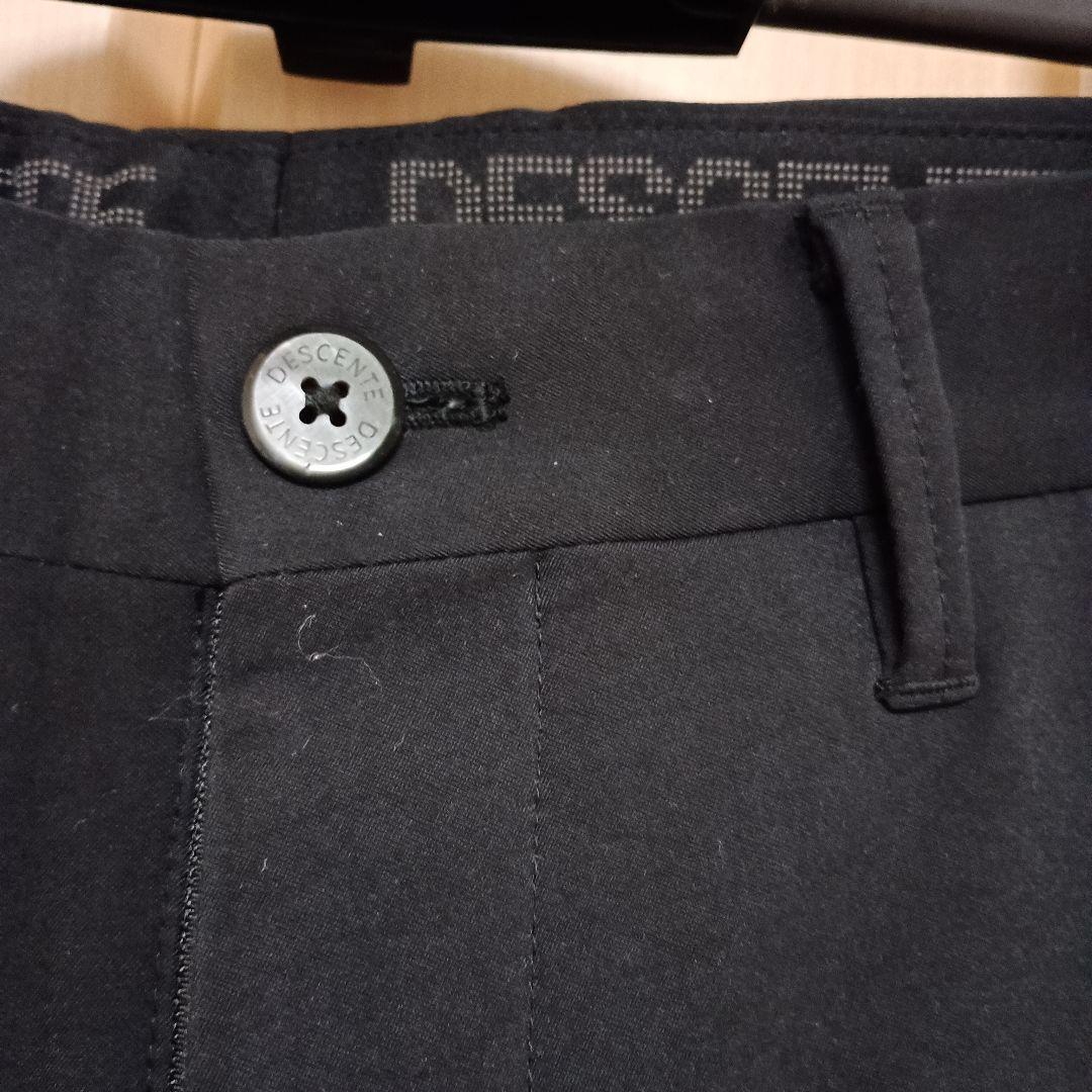 DESCENTE スリムフィット 黒パンツ