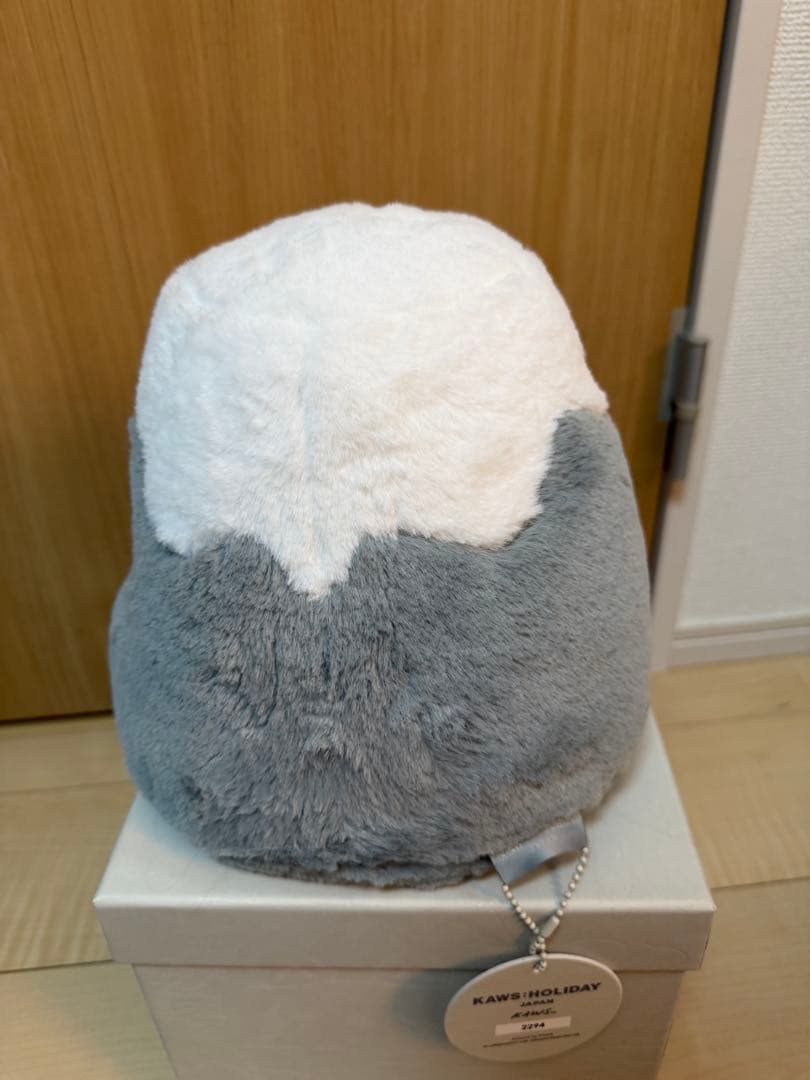 KAWS カウズ HOLIDAY JAPAN FUJI 富士山 グレー 箱入り
