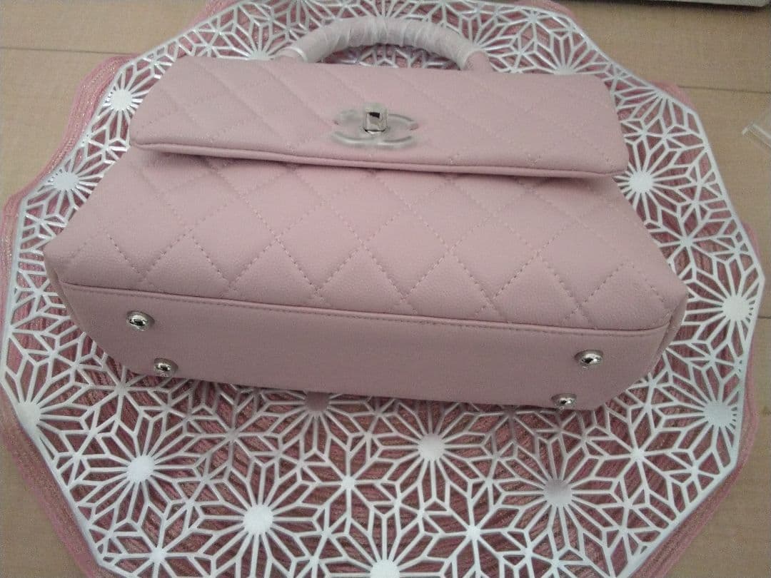 CHANEL ピンク ココハンドルキャビアスキン(本革)バッグ。チェーン付