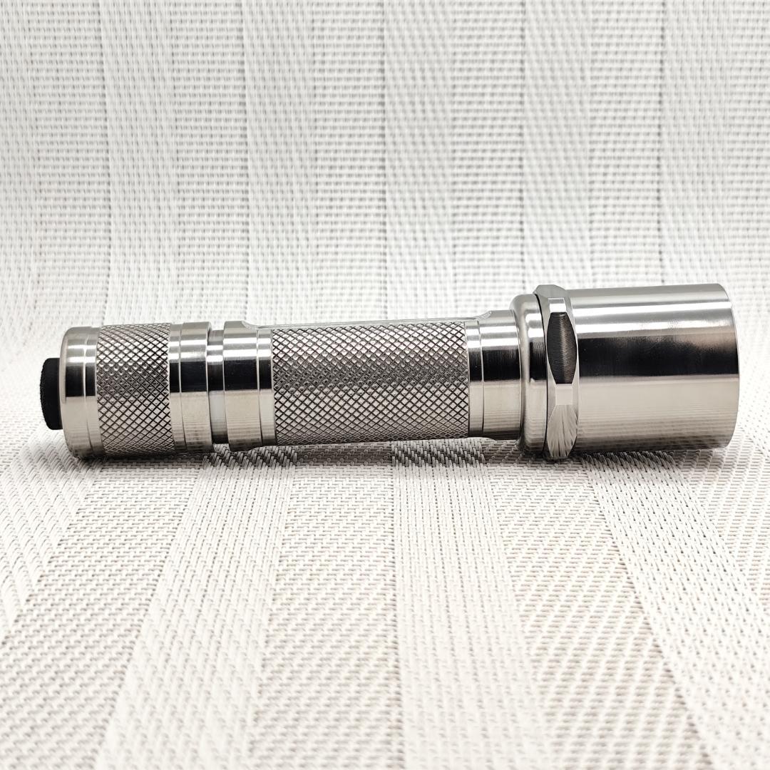 SUREFIRE 6P スタイル チタンライト／ランヤードリング付き