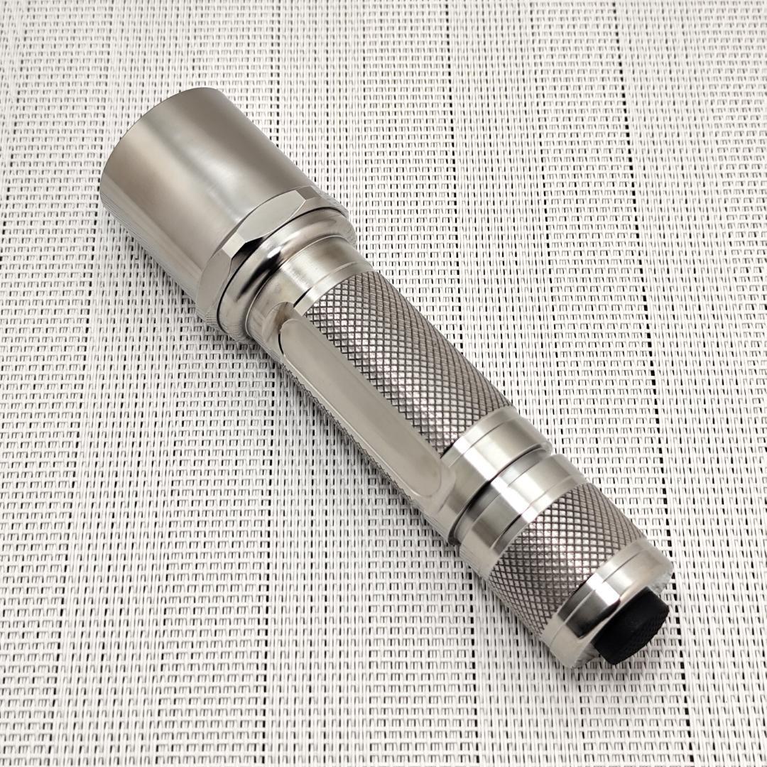 SUREFIRE 6P スタイル チタンライト／ランヤードリング付き