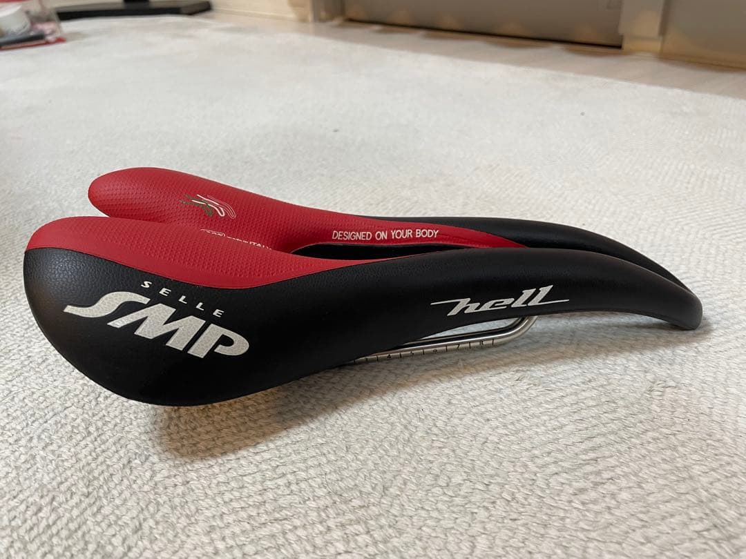 Selle SMP hell サドル 赤/黒