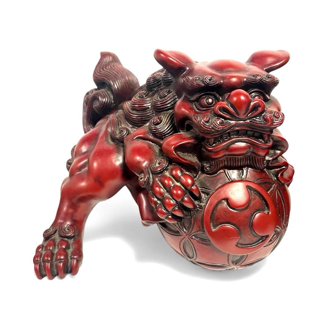 玉乗りシーサー　赤色 獅子像 置物 伝統的