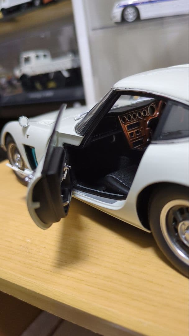 アートオート1/18トヨタ 2000GT ミニカー ホワイト