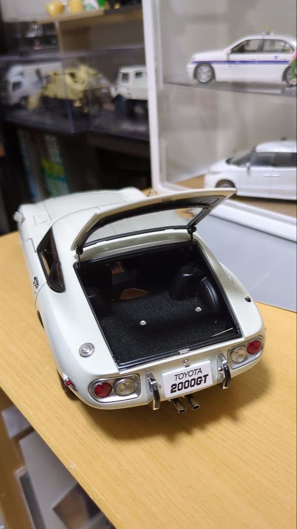 アートオート1/18トヨタ 2000GT ミニカー ホワイト
