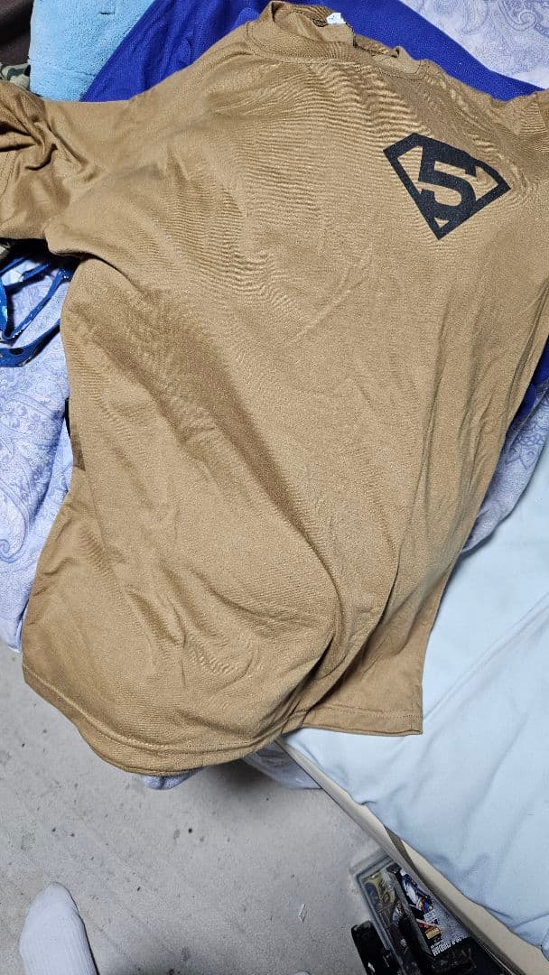 厚木米軍、カーキ ロゴ入り Tシャツ。 サイズ XL　です。