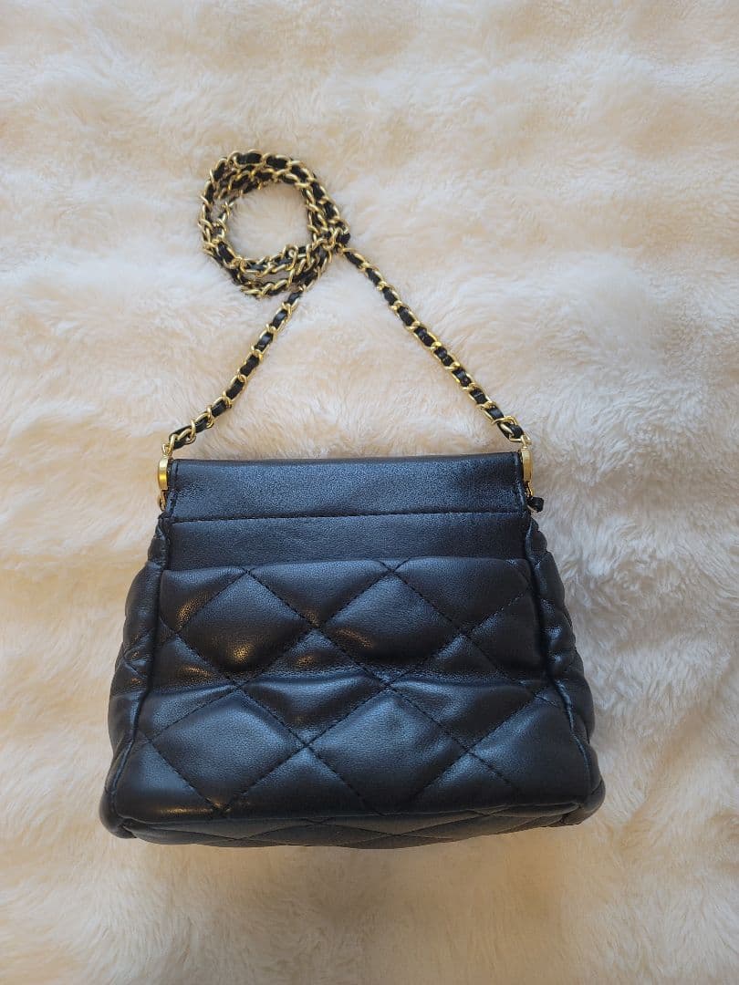 ノベルティ CHANEL ブラック レザーショルダーバッグ キルティング