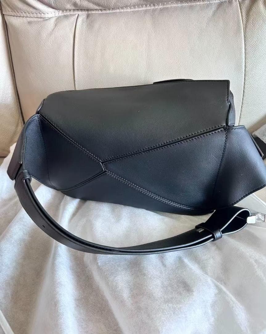 LOEWE 黒いレザーボディバッグ~~~