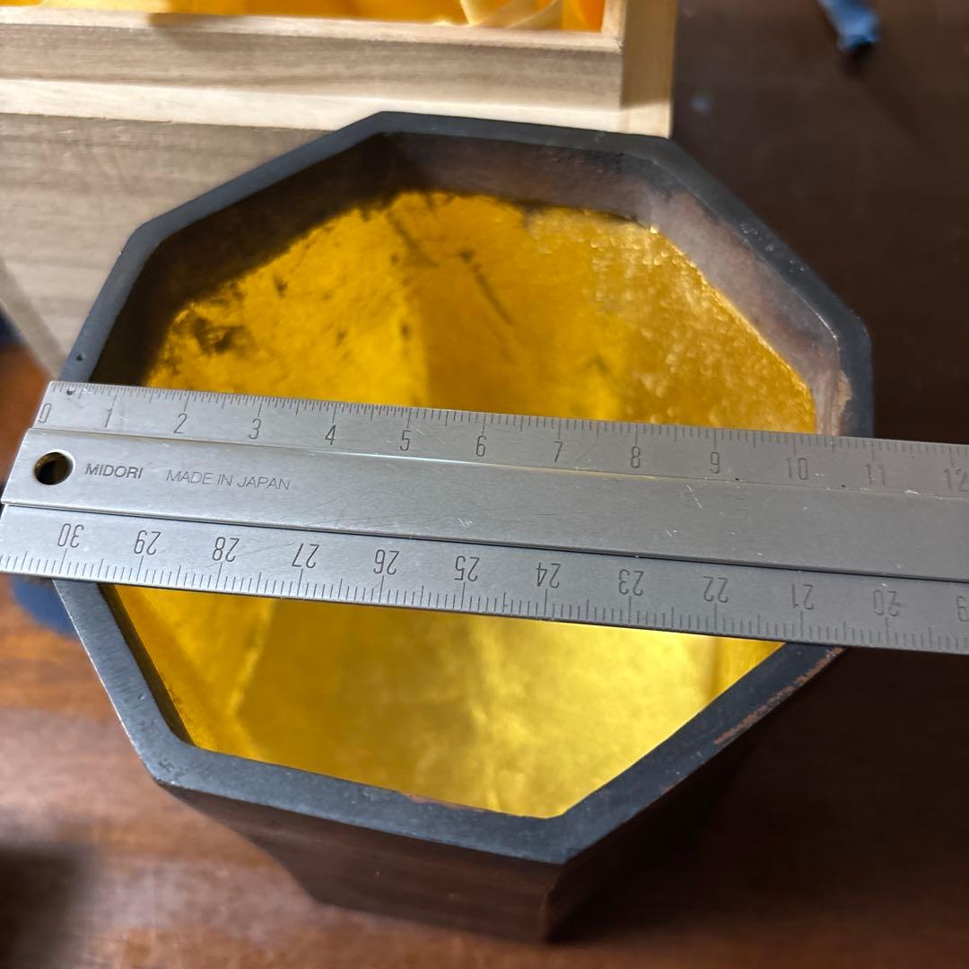 h*4様 ずっしりと重い金属の箱(Bronze:銅と錫の合金)と制作者により刻印