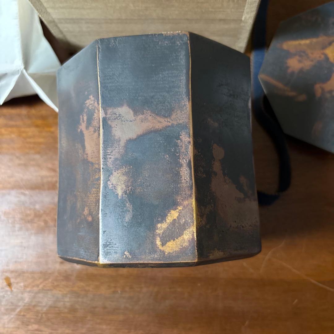 h*4様 ずっしりと重い金属の箱(Bronze:銅と錫の合金)と制作者により刻印