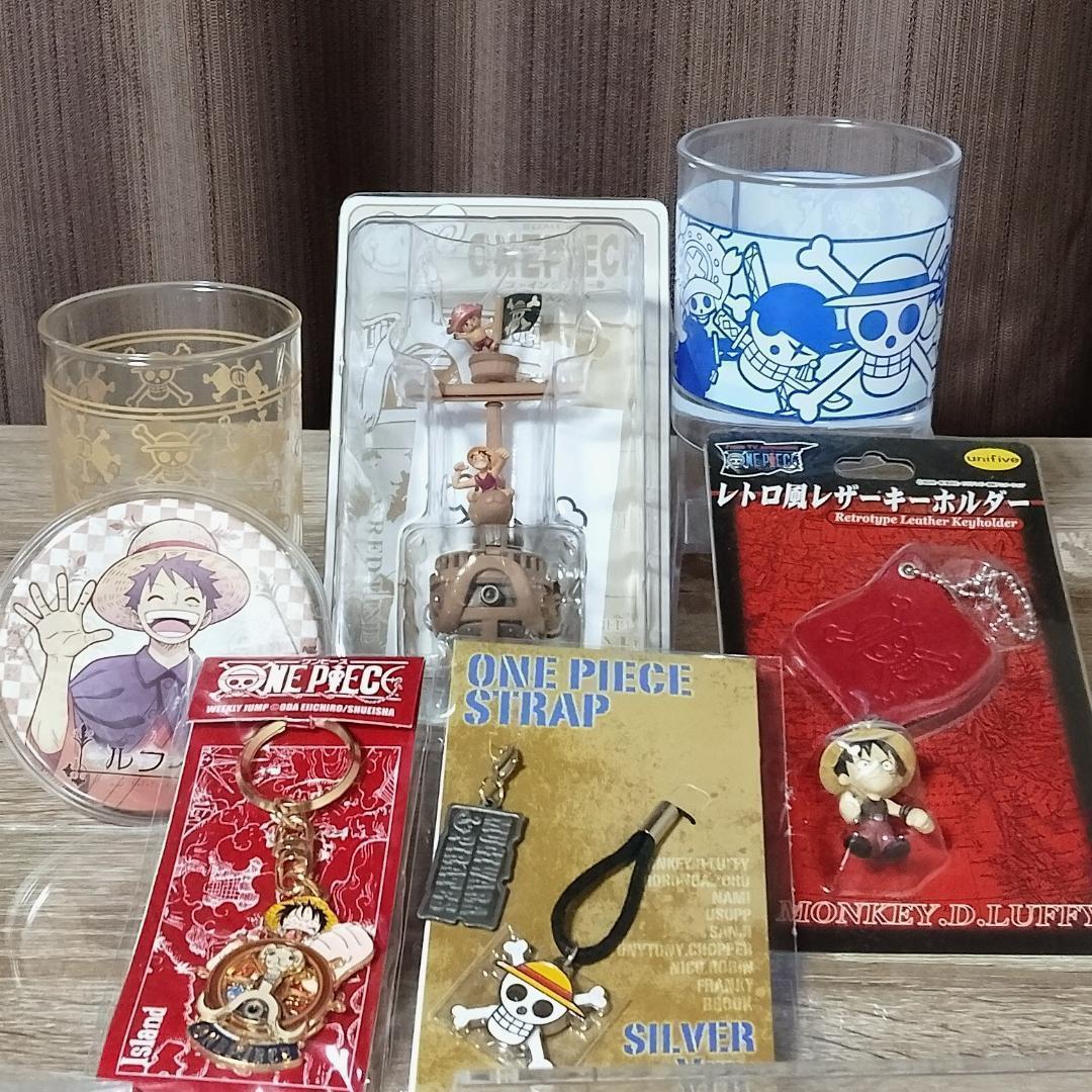 鬼滅の刃　ワンピース　大量グッズ　缶バッチ フィギュア アクスタ ラバスタ など